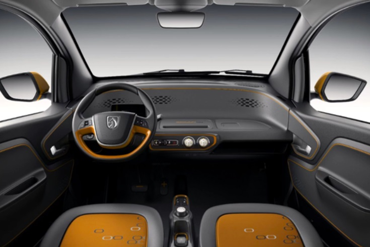 Tại Trung Quốc, Baojun E100 được trang bị pin Li-ion, cho phạm vi hoạt động dưới 200 km/sạc. Hiện Baojun E100 chưa được trang bị sạc nhanh. Với nguồn điện 220V, xe sẽ mất đến 5 tiếng để sạc đầy. Hiện phía TMT Motor đang đàm phán với SGMW để giúp cải thiện thời gian sạc cũng như tăng thêm một số trang bị cho xe.