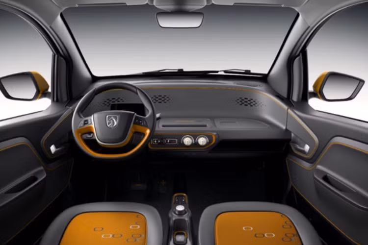 Tại Trung Quốc, Baojun E100 được trang bị pin Li-ion, cho phạm vi hoạt động dưới 200 km/sạc. Hiện Baojun E100 chưa được trang bị sạc nhanh. Với nguồn điện 220V, xe sẽ mất đến 5 tiếng để sạc đầy. Hiện phía TMT Motor đang đàm phán với SGMW để giúp cải thiện thời gian sạc cũng như tăng thêm một số trang bị cho xe.