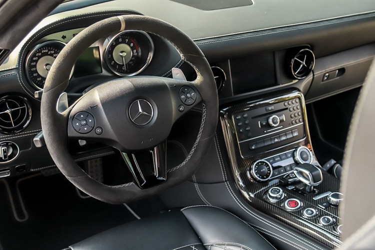 Đi vào bên trong nội thất của chiếc Mercedes SLS AMG GT Final Edition hàng hiếm này là sự kết hợp giữa phần da màu đen với những đường chỉ thêu màu trắng tạo hình kim cương. Trên ghế được đính logo AMG.