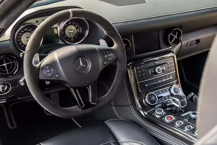 Đi vào bên trong nội thất của chiếc Mercedes SLS AMG GT Final Edition hàng hiếm này là sự kết hợp giữa phần da màu đen với những đường chỉ thêu màu trắng tạo hình kim cương. Trên ghế được đính logo AMG.