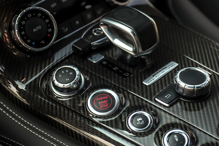 Nút khởi động/tắt động cơ, điều chỉnh hệ thống treo... đều được tích hợp vào bảng điều khiển trung tâm này và hướng về người lái. Cần số với logo AMG được khắc trên phần da màu đen. Ở dưới cần số là tấm kim loại nhỏ thể hiện đây là phiên bản Final Edition và chỉ có 350 chiếc trên toàn thế giới.