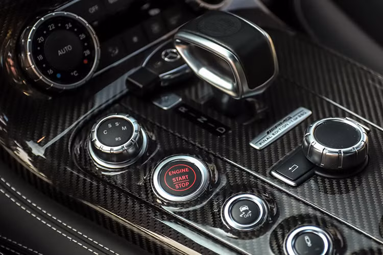 Nút khởi động/tắt động cơ, điều chỉnh hệ thống treo... đều được tích hợp vào bảng điều khiển trung tâm này và hướng về người lái. Cần số với logo AMG được khắc trên phần da màu đen. Ở dưới cần số là tấm kim loại nhỏ thể hiện đây là phiên bản Final Edition và chỉ có 350 chiếc trên toàn thế giới.