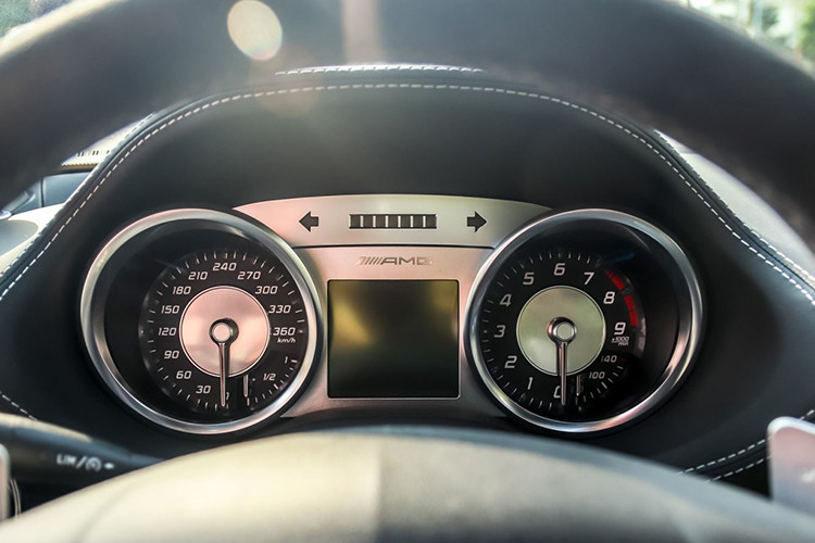 Vô lăng ba chấu thể thao và được bọc da Alcantara. Được sản xuất từ năm 2009, thế nên chiếc siêu xe này vẫn được trang bị hệ thống đồng hồ dạng kim được thiết kế khá đẹp mắt.