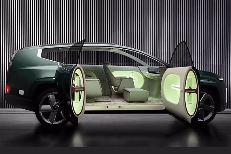 Với thân hình này, hứa hẹn không gian nội thất vô cùng rộng rãi, kể cả hàng ghế thứ 3. Bên cạnh đó, Ioniq 9 còn có các điểm nhấn như tay nắm cửa ẩn, bộ mâm đa chấu, đèn hậu thẳng,…