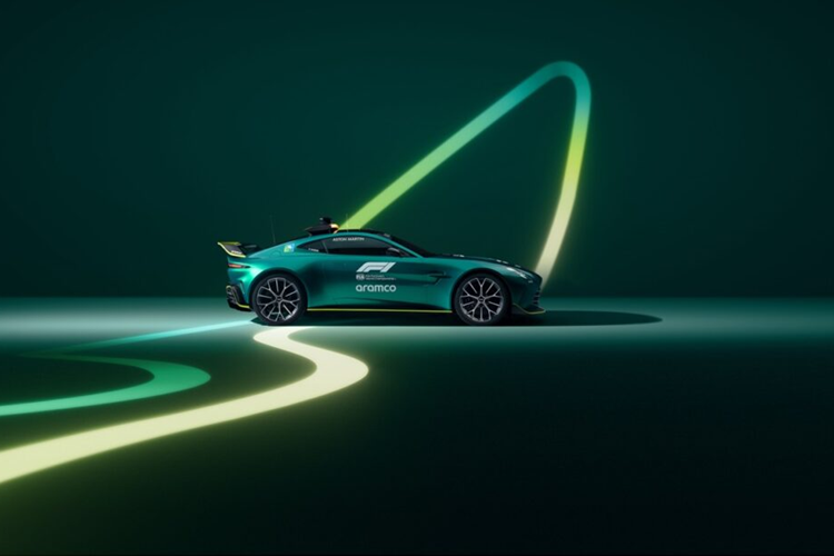 Aston Martin Vantage hiệu suất cao sẽ dẫn đầu 20 xe F1 trên vòng khởi động trước khi diễn ra màn tranh tài tại đường đua Saudi Arabia Grand Prix, diễn ra vào cuối tuần này. Sau màn chào sân của các tay đua, Vantage sẽ đậu tại lối ra của đường pit và sẵn sàng nổ máy ra đường đua nhằm can thiệp tốc độ khi cần thiết.