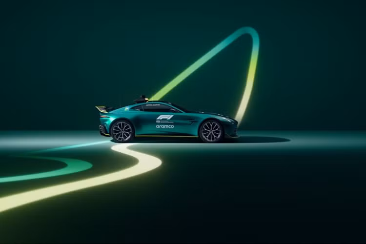 Aston Martin Vantage hiệu suất cao sẽ dẫn đầu 20 xe F1 trên vòng khởi động trước khi diễn ra màn tranh tài tại đường đua Saudi Arabia Grand Prix, diễn ra vào cuối tuần này. Sau màn chào sân của các tay đua, Vantage sẽ đậu tại lối ra của đường pit và sẵn sàng nổ máy ra đường đua nhằm can thiệp tốc độ khi cần thiết.