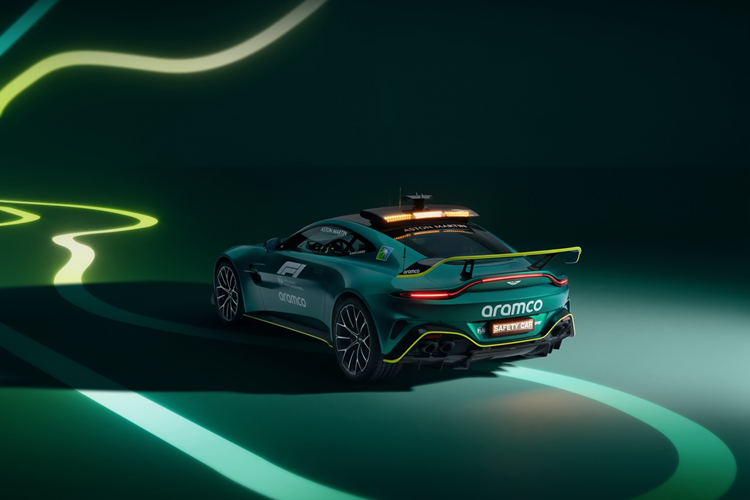 Vantage “Safety Car” – xe an toàn này được tuỳ chỉnh các hoàn hảo hơn hẳn phiên bản tiền nhiệm và bổ sung các trang bị chuyên dụng. Tương tự các năm trước, những chiếc xe thực hiện nhiệm vụ đều được cùng màu Aston Martin Racing Green như những chiếc xe của đội đua F1 – Aston Martin Aramco.