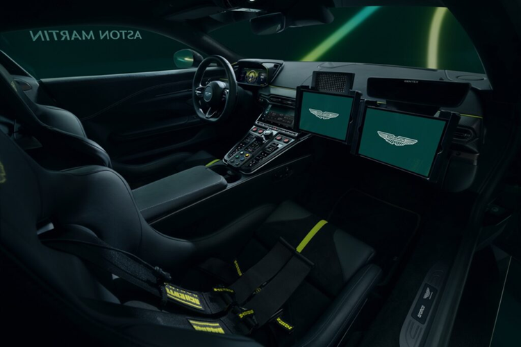 Vantage xe an toàn F1 2024 trang bị động cơ 4.0 Twin-Turbo V8 mạnh mẽ, được chế tạo thủ công. Vantage mới sở hữu khối động cơ nhanh nhất trong số các dòng xe, cung cấp công suất 665 mã lực (tăng 30%) và mô-men xoắn 800 Nm; kết hợp hộp số 8 cấp ZF. Khả năng tăng tốc từ 0-100 km/h trong 3,4 giây, trước khi đạt vận tốc tối đa 325 km/h.