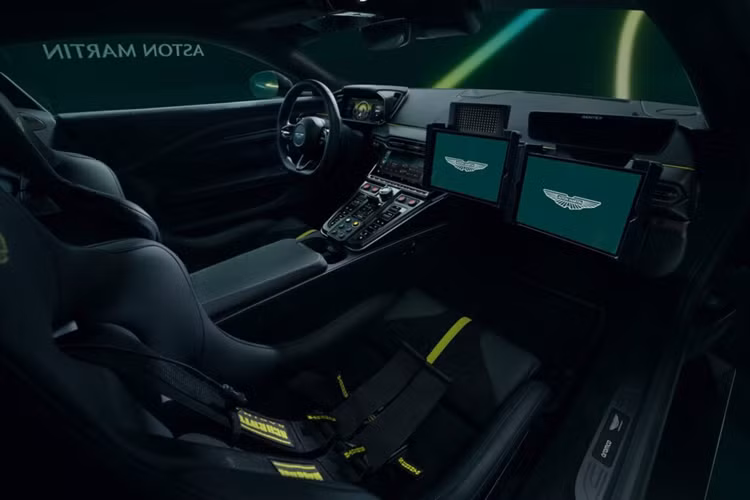 Vantage xe an toàn F1 2024 trang bị động cơ 4.0 Twin-Turbo V8 mạnh mẽ, được chế tạo thủ công. Vantage mới sở hữu khối động cơ nhanh nhất trong số các dòng xe, cung cấp công suất 665 mã lực (tăng 30%) và mô-men xoắn 800 Nm; kết hợp hộp số 8 cấp ZF. Khả năng tăng tốc từ 0-100 km/h trong 3,4 giây, trước khi đạt vận tốc tối đa 325 km/h.