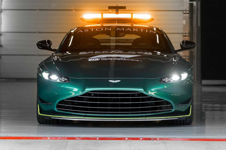 Nhằm tăng lực ép xuống mặt đường, các kỹ sư Aston Martin đã bổ sung cánh gió sau tạo hình đặc trưng của Gurney. Thanh đèn FIA cũng đã được cải tiến để không khí tối ưu qua mỗi mili giây, tăng hiệu suất trong quá trình dẫn đoàn xe F1, đồng thời có nhiệm vụ làm mát lốp xe.