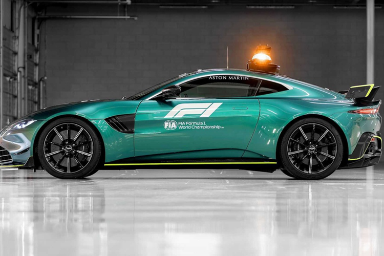 Dựa trên sự phối hợp tự nhiên giữa môn thể thao tốc độ và Aston Martin, người hâm mộ đua xe không chỉ thấy đội đua Aston Martin Aramco AMR24 F1 trên đường đua mà còn là hai trong số những mô hình hiệu suất thú vị nhất của chúng tôi, Vantage và DBX707 từng đoạt giải thưởng”, Marco Mattiacci chia sẻ.