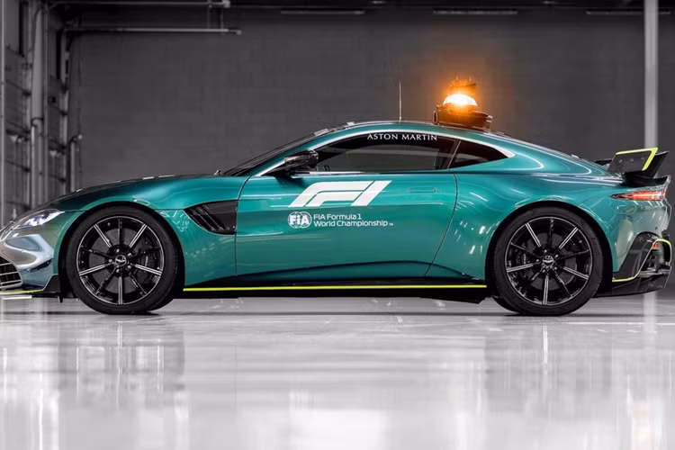 Dựa trên sự phối hợp tự nhiên giữa môn thể thao tốc độ và Aston Martin, người hâm mộ đua xe không chỉ thấy đội đua Aston Martin Aramco AMR24 F1 trên đường đua mà còn là hai trong số những mô hình hiệu suất thú vị nhất của chúng tôi, Vantage và DBX707 từng đoạt giải thưởng”, Marco Mattiacci chia sẻ.