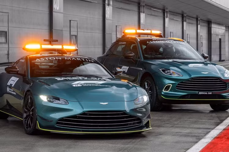 Vantage mới trở thành mẫu xe thể thao mạnh nhất trong danh mục sản phẩm của Aston Martin. Đồng thời Vantage đã trải qua quá trình nghiêm ngặt để trở thành chiếc xe an toàn FIA chính thức của giải đua F1. Để tăng khả năng tăng tốc trên đường đua, xe đã được tinh chỉnh tính khí độc học ở sàn xe và bộ khuếch tán gió.