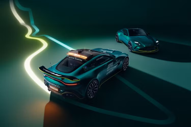 Cách đây 3 tuần, ‘Brothers in Speed’ có sự góp mặt của 3 mẫu xe Aston Martin gồm xe đua Vantage GT3, AMR24 F1 và Vantage mới. Vantage mới được xem là mẫu xe kỷ niệm đích thực của thương hiệu, kết hợp giữ không gian hiệu suất thuần khiết và thiết kế hướng đến cảm xúc cực đoan tối đa. Tất cả điều này phản ánh đến thời kỳ giai đoạn sôi nổi nhất trong lịch sử 111 năm của Aston Martin.