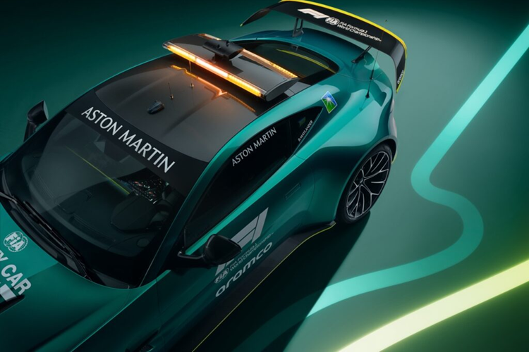 Marco Mattiacci, Giám đốc Thương hiệu và Thương mại Toàn cầu của Aston Martin, nói: “Vantage là bản chất của Aston Martin, vì vậy việc nhìn thấy Vantage nhanh nhất, tập trung vào người lái là vai trò quan trọng nhất trong giải đua danh giá FIA Formula One World Championship là nguồn tự hào lớn đối với chúng tôi”.