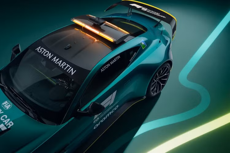 Marco Mattiacci, Giám đốc Thương hiệu và Thương mại Toàn cầu của Aston Martin, nói: “Vantage là bản chất của Aston Martin, vì vậy việc nhìn thấy Vantage nhanh nhất, tập trung vào người lái là vai trò quan trọng nhất trong giải đua danh giá FIA Formula One World Championship là nguồn tự hào lớn đối với chúng tôi”.