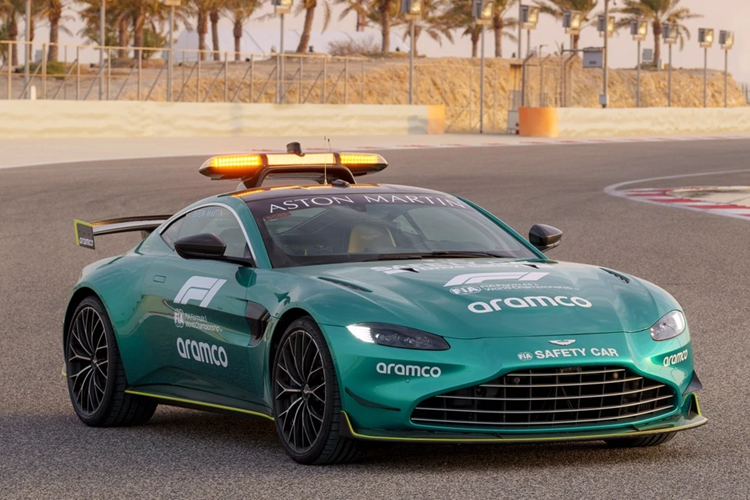 Roberto Fedeli – Giám đốc Công nghệ của Aston Martin, nói thêm: “Mỗi suy nghĩ, ý tưởng, công nghệ và những nét vẽ của nhà thiết kế đã được đưa vào Vantage giờ đây người hâm mộ F1 sẽ được thưởng thức. Vantage mới là chiếc xe nhanh nhất và tập trung vào người lái, chính là sự lựa chọn hoàn hảo cho công việc này”.