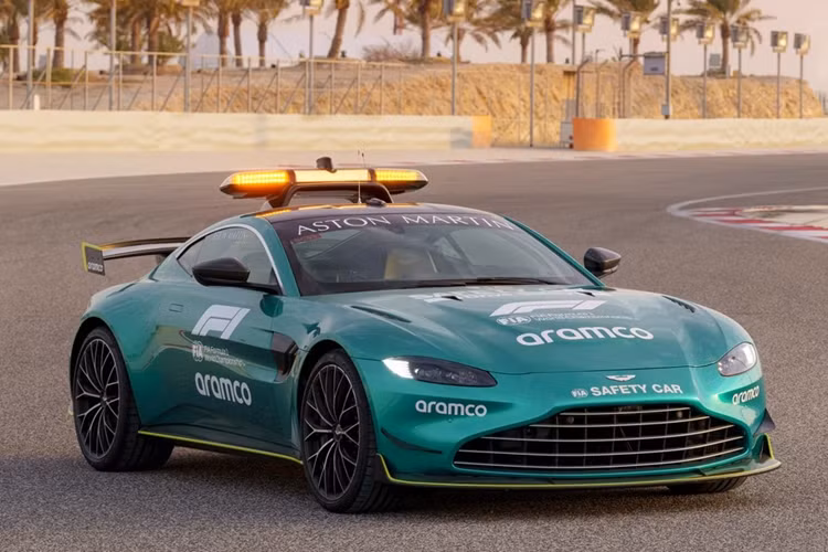 Roberto Fedeli – Giám đốc Công nghệ của Aston Martin, nói thêm: “Mỗi suy nghĩ, ý tưởng, công nghệ và những nét vẽ của nhà thiết kế đã được đưa vào Vantage giờ đây người hâm mộ F1 sẽ được thưởng thức. Vantage mới là chiếc xe nhanh nhất và tập trung vào người lái, chính là sự lựa chọn hoàn hảo cho công việc này”.