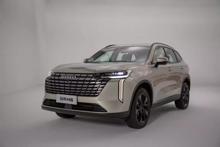 Khu vực phía sau của Haval H6 2024 được bổ sung cụm đèn hậu mới. Đèn hậu LED của xe không còn nối liền với nhau bằng dải đèn nằm vắt ngang cửa cốp nữa. Thay vào đó, đèn hậu của Haval H6 2024 được tách rời với tem chữ nổi "Haval" ở giữa. Cánh gió mui của xe được làm mới thiết kế trong khi cửa cốp có vẻ giữ nguyên.