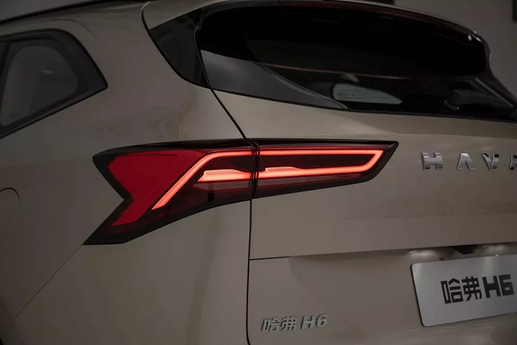 Ở khu vực bên sườn, Haval H6 2024 được trang bị đường chân kính không thay đổi. Bên cạnh đó là đường dập gân kéo dài từ chắn bùn trước đến đèn hậu và bộ vành hợp kim 19 inch sơn màu đen, tạo cảm giác thể thao hơn trước.