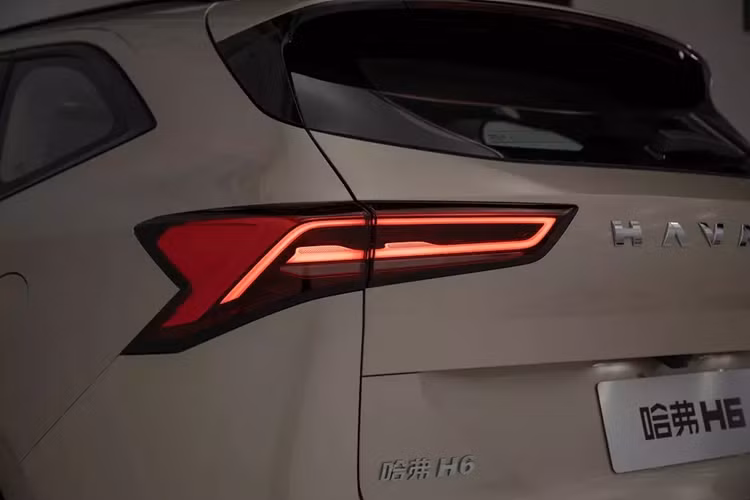 Ở khu vực bên sườn, Haval H6 2024 được trang bị đường chân kính không thay đổi. Bên cạnh đó là đường dập gân kéo dài từ chắn bùn trước đến đèn hậu và bộ vành hợp kim 19 inch sơn màu đen, tạo cảm giác thể thao hơn trước.