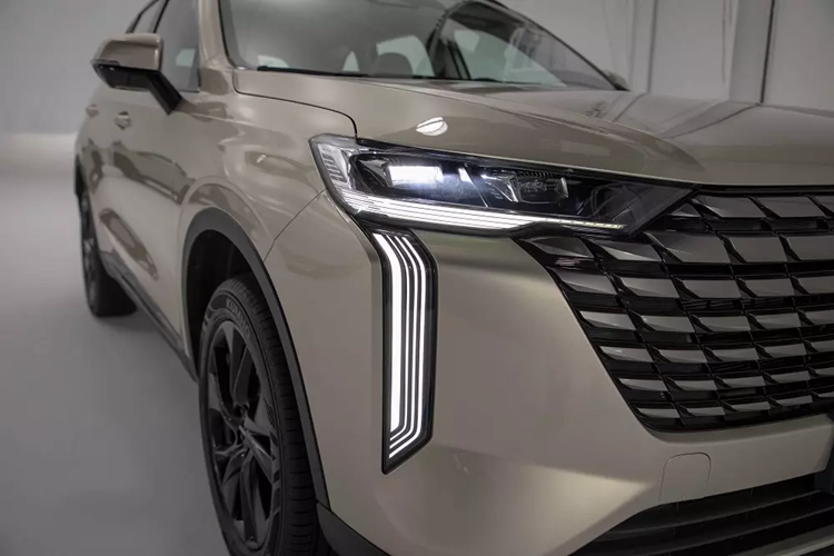 Trong đó, đèn pha của xe được thiết kế nằm ngang và đặt phía trên. Dải đèn LED định vị ban ngày của xe được đặt bên dưới và thiết kế dọc, ôm lấy hai góc đầu xe. Theo thương hiệu Haval, mẫu SUV cỡ C này được áp dụng ngôn ngữ thiết kế Guardian mới.