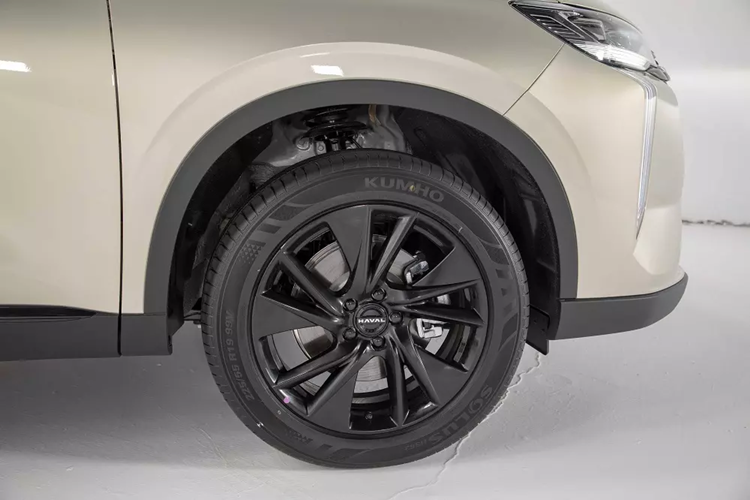 Trong khi đó, cụm đèn pha được gọi bằng cái tên Starry Light, bao gồm 54 bóng LED. Đèn cốt có thể chiếu sáng với khoảng cách hơn 110 mm trong khi con số tương ứng của đèn pha là 190 mm. Đèn định vị ban ngày của xe bao gồm 6 dải LED với thiết kế như thác nước.