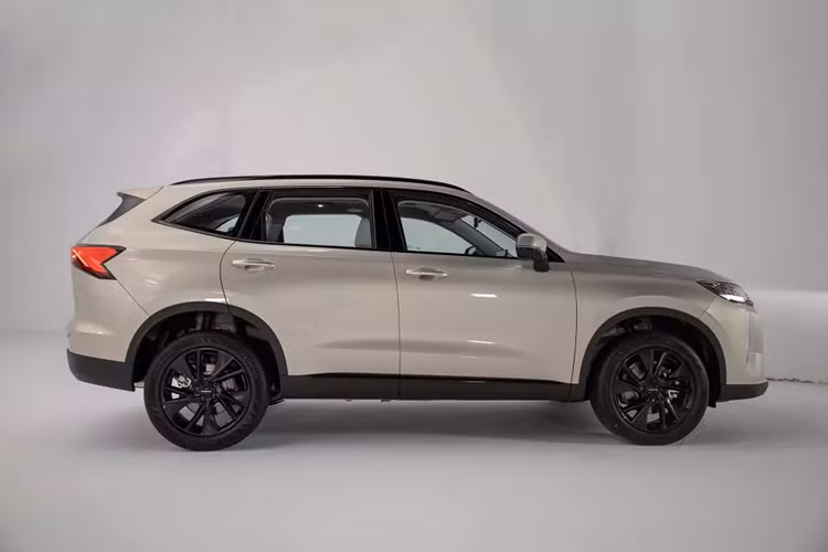 Kích thước dài x rộng x cao của Haval H6 2024 lần lượt là 4.703 x 1.886 x 1.730 mm và chiều dài cơ sở 2.738 mm. So với phiên bản cũ, xe chỉ dài hơn 20 mm trong khi các thông số kích thước khác giữ nguyên. Theo thông tin ban đầu, Haval H6 2024 ở thị trường Trung Quốc vẫn có 2 tùy chọn động cơ như trước.