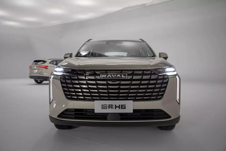 Ở phiên bản mới, Haval H6 2024 mới sở hữu thiết kế đầu xe gợi liên tưởng đến những mẫu xe Hyundai như Palisade. Có thể thấy rõ điều này qua lưới tản nhiệt với những chi tiết mạ crôm đa điểm. Ngoài ra, Haval H6 2024 còn được trang bị hệ thống đèn 2 tầng với tạo hình như số 7 trên đầu xe.