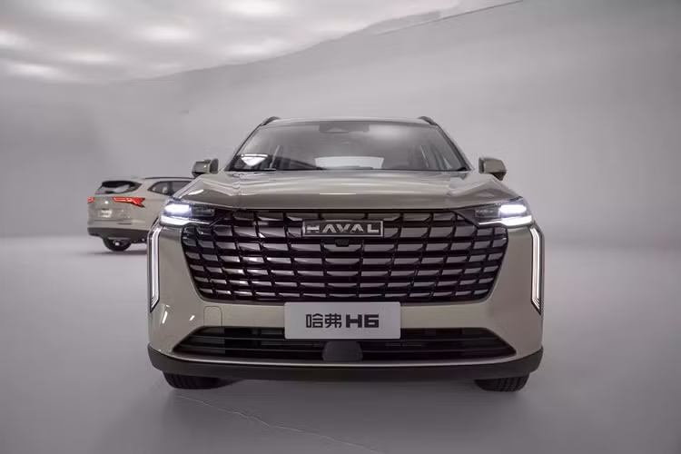 Ở phiên bản mới, Haval H6 2024 mới sở hữu thiết kế đầu xe gợi liên tưởng đến những mẫu xe Hyundai như Palisade. Có thể thấy rõ điều này qua lưới tản nhiệt với những chi tiết mạ crôm đa điểm. Ngoài ra, Haval H6 2024 còn được trang bị hệ thống đèn 2 tầng với tạo hình như số 7 trên đầu xe.