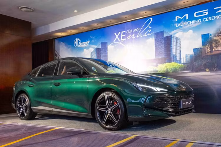 Được định vị trong phân khúc sedan hạng D, MG7 2024 tại Việt Nam sở hữu kích thước dài x rộng x cao lần lượt là 4.884 x 1.889 x 1.447 mm và chiều dài cơ sở 2.778 mm. Xe là đối thủ của Toyota Camry, Kia K5, Honda Accord và Mazda6 tại Việt Nam.