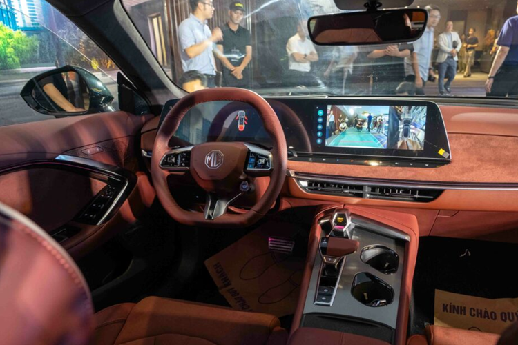 Bên sườn, MG7 đi kèm cửa kính không viền 2 lớp tích hợp chức năng tự nâng hạ khi đóng/mở và bộ vành hợp kim 19 inch khỏe khoắn. Ở phiên bản cao cấp, xe có thêm cùm phanh thể thao màu đỏ phía sau vành la-zăng.