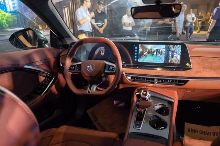 Bên sườn, MG7 đi kèm cửa kính không viền 2 lớp tích hợp chức năng tự nâng hạ khi đóng/mở và bộ vành hợp kim 19 inch khỏe khoắn. Ở phiên bản cao cấp, xe có thêm cùm phanh thể thao màu đỏ phía sau vành la-zăng.