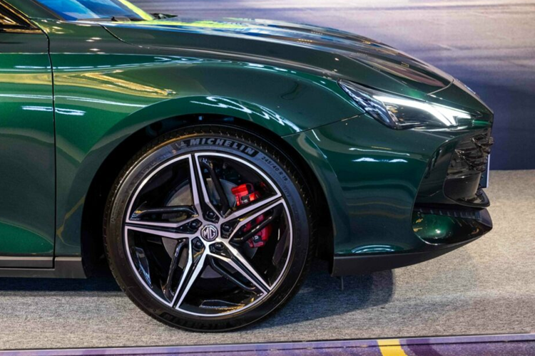 MG7 tại Việt Nam còn hỗ trợ kết nối Apple carplay/Android Auto, hệ thống âm thanh Bose 9 loa, điều hòa tự động 2 vùng độc lập, hệ thống lọc bụi mịn PM2.5, cửa sổ trời toàn cảnh Panorama, sạc điện thoại không dây ở hàng ghế trước, ghế lái chỉnh điện nhớ 2 vị trí, hàng ghế sau gập phẳng 60:40 và cửa cốp đóng/mở chỉnh điện.