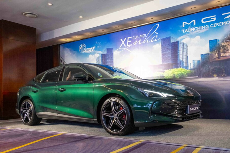 Trang bị an toàn của MG7 cũng rất phong phú với 6 túi khí, cảnh báo áp suất lốp, camera 360 độ, cảm biến đỗ xe phía sau, hệ thống kiểm soát hành trình chủ động, hỗ trợ giữ làn đường, cảnh báo lệch làn đường, giữ làn đường khẩn cấp, cảnh báo tiền va chạm, phanh khẩn cấp tự động, nhận diện biển báo giao thông, cảnh báo quá tốc độ, cảnh báo khi thay đổi giới hạn tốc độ và mở khóa tự động khi có va chạm.