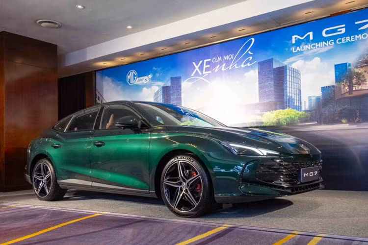 Trang bị an toàn của MG7 cũng rất phong phú với 6 túi khí, cảnh báo áp suất lốp, camera 360 độ, cảm biến đỗ xe phía sau, hệ thống kiểm soát hành trình chủ động, hỗ trợ giữ làn đường, cảnh báo lệch làn đường, giữ làn đường khẩn cấp, cảnh báo tiền va chạm, phanh khẩn cấp tự động, nhận diện biển báo giao thông, cảnh báo quá tốc độ, cảnh báo khi thay đổi giới hạn tốc độ và mở khóa tự động khi có va chạm.