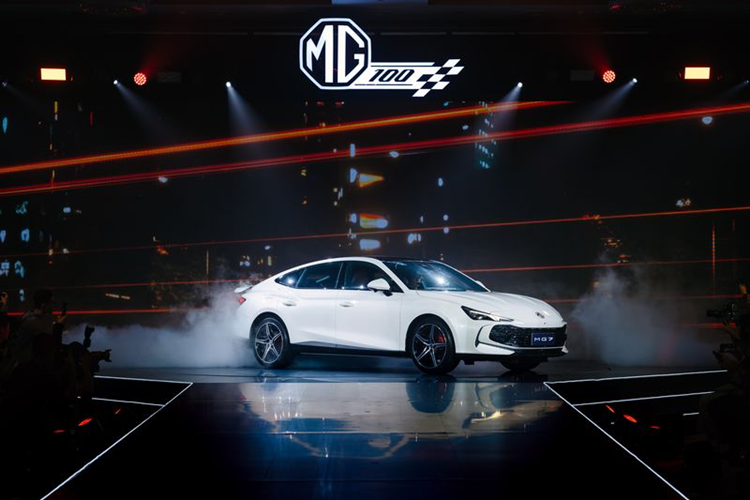 Nằm bên dưới nắp ca-pô của MG7 tại Việt Nam là 2 tùy chọn động cơ xăng. Đầu tiên là máy xăng 4 xi-lanh, tăng áp, dung tích 1.5L với công suất tối đa 167 mã lực và mô-men xoắn cực đại 275 Nm. Động cơ đi với hộp số tự động ly hợp kép 7 cấp. 