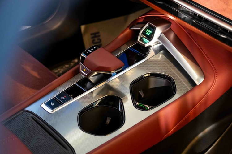 Bên trong nội thất, người dùng sẽ bắt gặp không gian phối 2 màu đỏ - đen ở bản cao cấp. Bên trong mẫu xe này xuất hiện những trang bị như vô lăng vát đáy thể thao, tích hợp nút "Super Sport", ghế bọc da Nappa sang trọng, bảng đồng hồ 10,25 inch nối dài với màn hình cảm ứng trung tâm 12,3 inch.