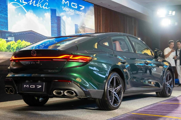 Mẫu xe Trung Quốc này được trang bị cụm đèn pha LED projector sắc sảo, kết hợp với đèn LED định vị ban ngày. Bên dưới là lưới tản nhiệt cỡ lớn, kéo dài sang hai bên, và hai khe gió nằm dọc. Bên cạnh đó là hốc gió trung tâm hẹp và cánh lướt gió trên cản trước.