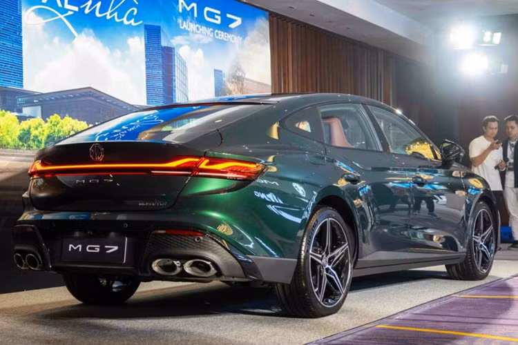 Mẫu xe Trung Quốc này được trang bị cụm đèn pha LED projector sắc sảo, kết hợp với đèn LED định vị ban ngày. Bên dưới là lưới tản nhiệt cỡ lớn, kéo dài sang hai bên, và hai khe gió nằm dọc. Bên cạnh đó là hốc gió trung tâm hẹp và cánh lướt gió trên cản trước.