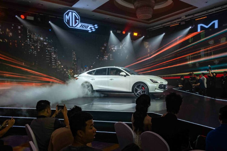 Cụ thể mức giá xe MG7 tại Việt Nam cũng được công bố với 3 phiên bản cụ thể như sau:: MG7 1.5 Luxury bán ra 738 triệu đồng. MG7 2.0T LUXURY có giá 898 triệu đồng. MG7 2.0T PREMIUM có giá 1.018 triệu đồng.