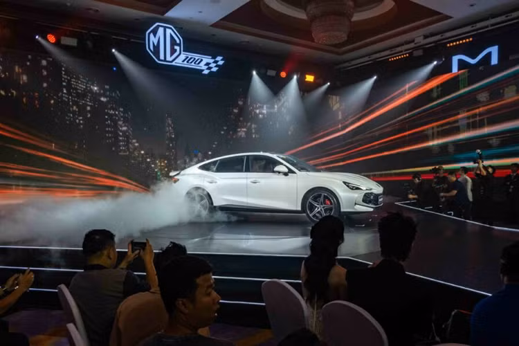 Cụ thể mức giá xe MG7 tại Việt Nam cũng được công bố với 3 phiên bản cụ thể như sau:: MG7 1.5 Luxury bán ra 738 triệu đồng. MG7 2.0T LUXURY có giá 898 triệu đồng. MG7 2.0T PREMIUM có giá 1.018 triệu đồng.