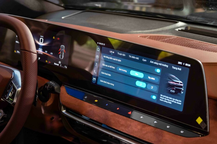 Điểm nhấn ở khu vực phía sau nằm ở đuôi gió điện tử, tự động mở lên khi xe đạt vận tốc hơn 100 km/h và đóng lại khi xe chạy dưới 70 km/h. Người dùng cũng có thể tùy chỉnh đóng/mở đuôi gió từ bảng điều khiển trung tâm.