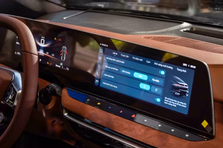 Điểm nhấn ở khu vực phía sau nằm ở đuôi gió điện tử, tự động mở lên khi xe đạt vận tốc hơn 100 km/h và đóng lại khi xe chạy dưới 70 km/h. Người dùng cũng có thể tùy chỉnh đóng/mở đuôi gió từ bảng điều khiển trung tâm.