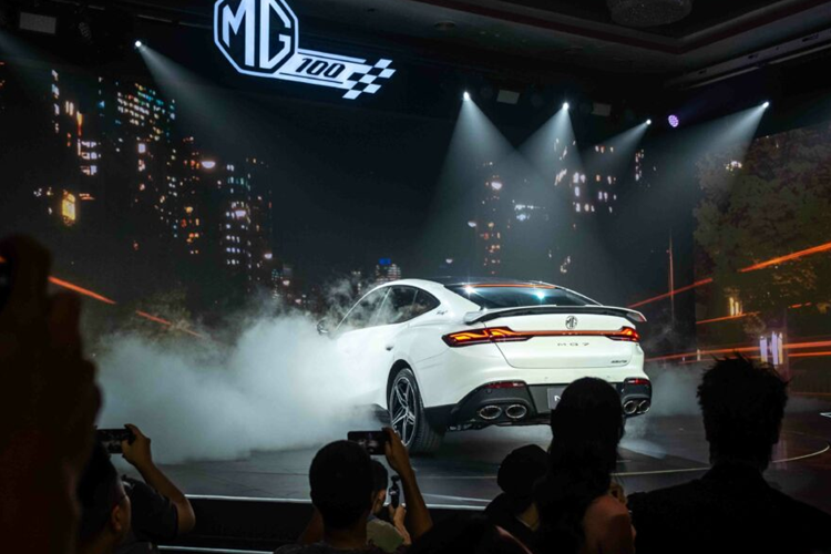 Không chỉ có giá bán hấp dẫn, MG7 còn gây ấn tượng với thiết kế ngoại thất trẻ trung và thể thao. Mẫu xe này sở hữu thiết kế fastback khá phong cách với những đường dập gân và cắt xẻ phức tạp.