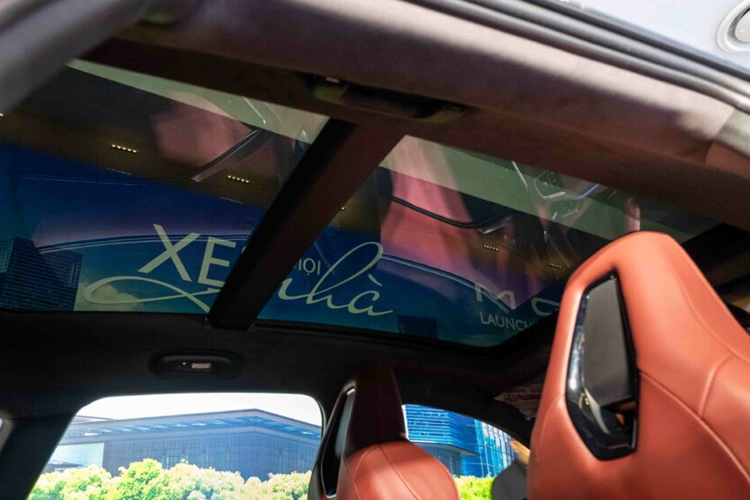 Ngoài ra, xe còn sở hữu nóc xe vuốt dài xuống cốp hành lý, vừa giúp cải thiện hiệu suất khí động lực học vừa nâng cao vẻ đẹp thẩm mỹ. Bên cạnh đó là cụm đèn hậu LED toàn phần kéo dài toàn bộ đuôi xe, tạo cảm giác liền mạch, và cụm ống xả kép được bố trí hai bên với tính năng tùy chỉnh âm thanh.