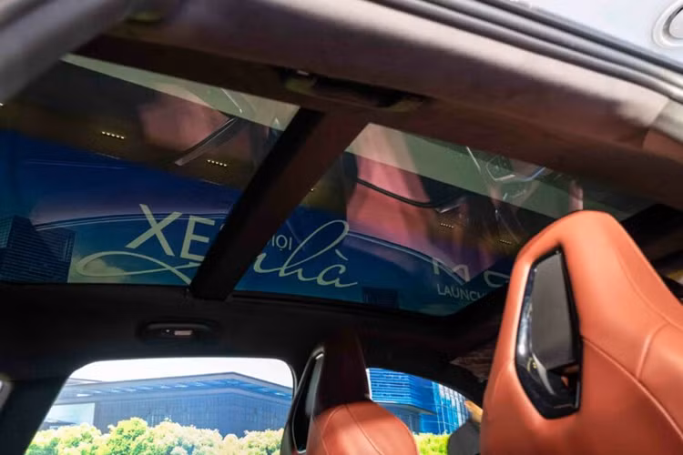 Ngoài ra, xe còn sở hữu nóc xe vuốt dài xuống cốp hành lý, vừa giúp cải thiện hiệu suất khí động lực học vừa nâng cao vẻ đẹp thẩm mỹ. Bên cạnh đó là cụm đèn hậu LED toàn phần kéo dài toàn bộ đuôi xe, tạo cảm giác liền mạch, và cụm ống xả kép được bố trí hai bên với tính năng tùy chỉnh âm thanh.