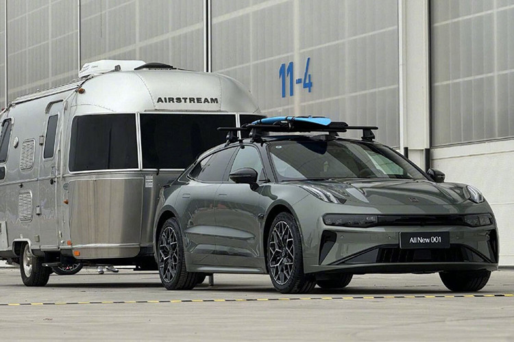 Hiện tại, mức giá xe Zeekr 001 2024 đang được phân phối tại Trung Quốc với 4 phiên bản, dao động từ 269.000 - 329.000 NDT (tương đương từ 920 triệu - 1,125 tỷ đồng).