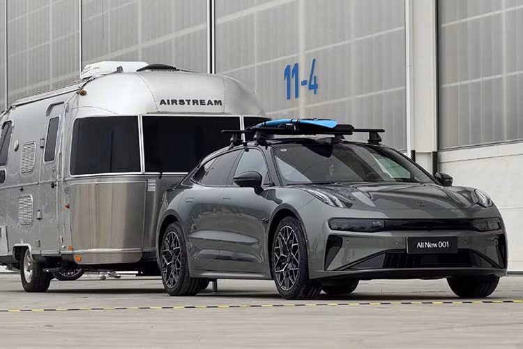 Hiện tại, mức giá xe Zeekr 001 2024 đang được phân phối tại Trung Quốc với 4 phiên bản, dao động từ 269.000 - 329.000 NDT (tương đương từ 920 triệu - 1,125 tỷ đồng).