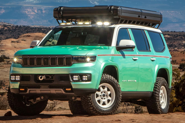 Jeep Vacationeer Concept Khác với dáng vẻ phong trần của ba mẫu Concept còn lại, mẫu xe Grand Wagoneer được sơn màu bạc hà và được trang bị một chiếc lều trên nóc xe giúp tạo dáng vẻ của một mẫu xe việt dã. Jeep cũng chỉ bổ sung thêm hai đường vân gỗ hai bên thân xe, logo tri ân mẫu xe Wagoneer cổ điển.